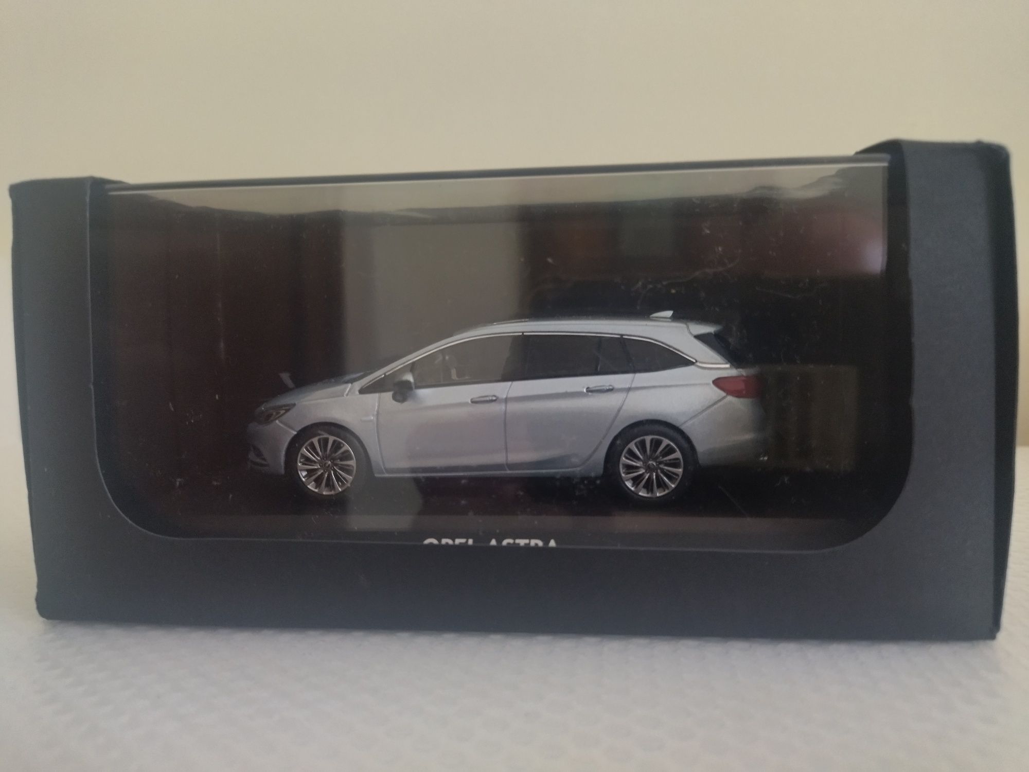 Miniatura Opel Astra ST 1/43 Nova