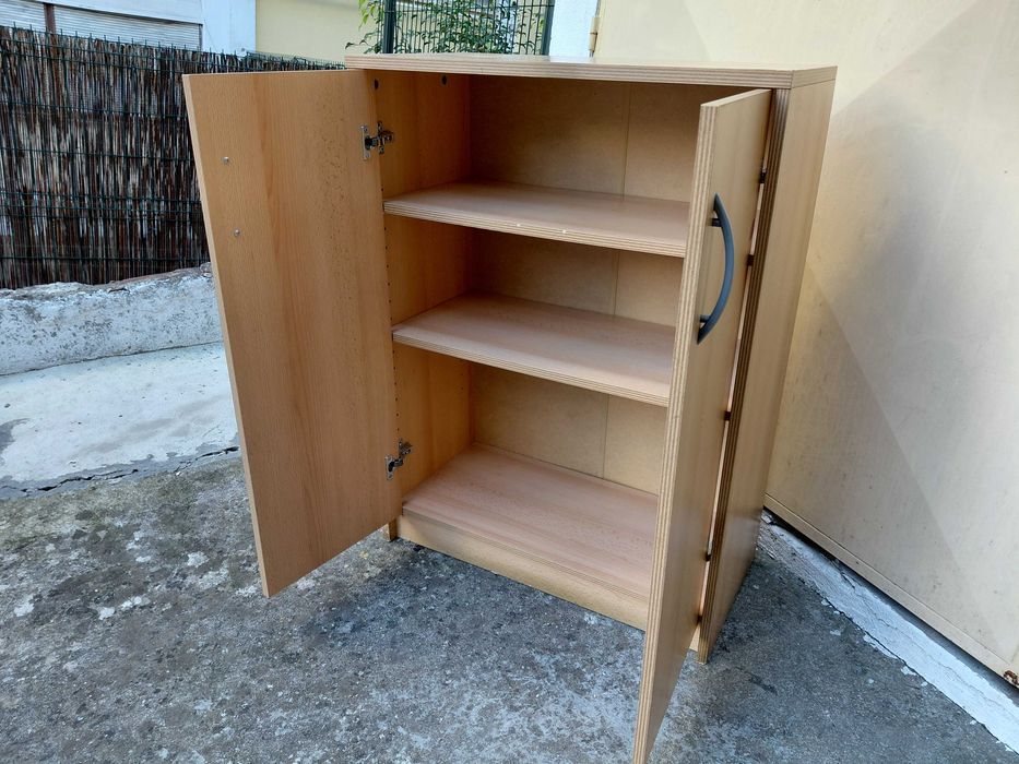 Móvel com 3 Prateleiras e Portas