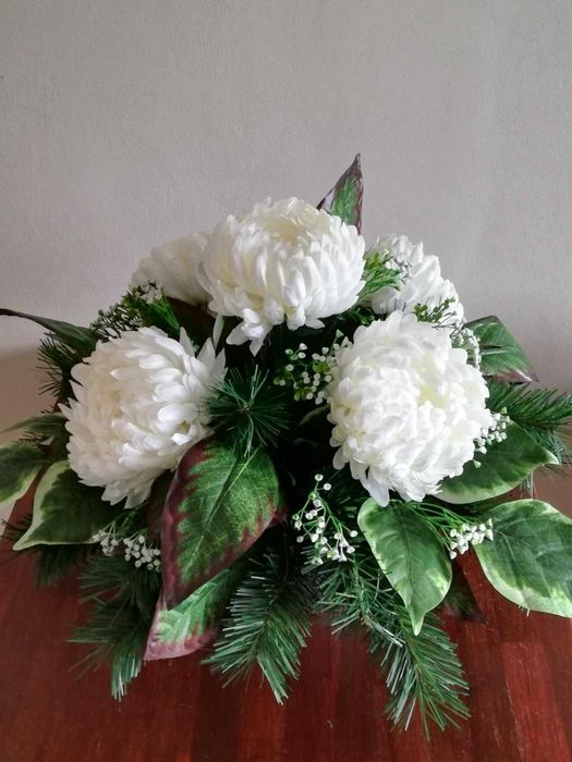 Stroik nagrobny z białymi chryzantemami