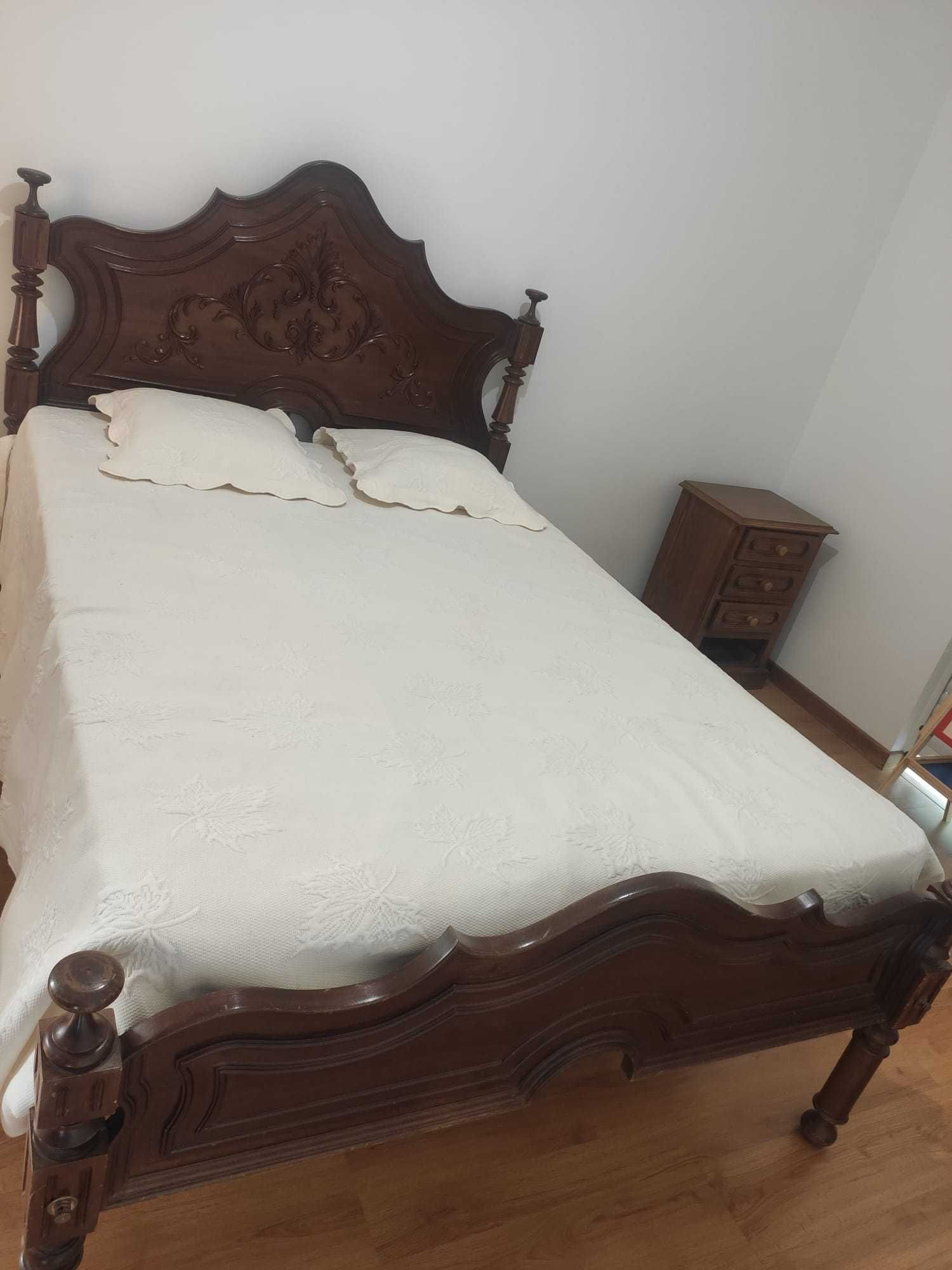 Cama de Casal Com Colchão Ortopédico e Estrado em Ripas