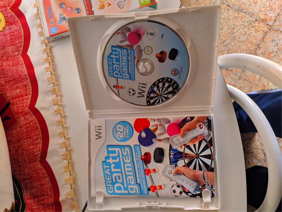 Nintendo Wii com 2 comandos + 4 jogos (Wii sports, Wii Sports Resort…)