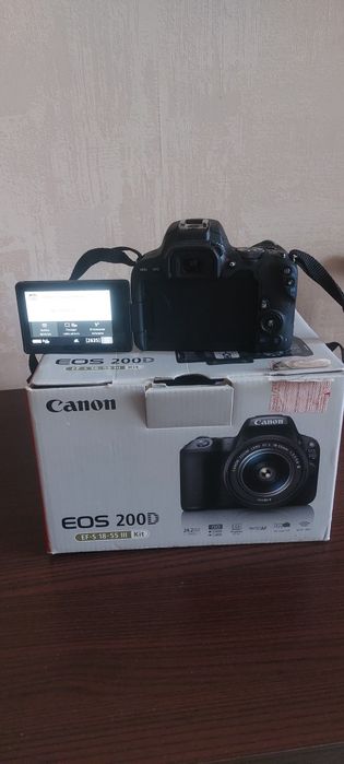 Дзеркальний фотоапарат  Canon EOS 200D KIT 18-55