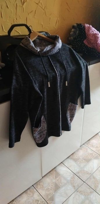 Bluza sweterek z dlukszym kołnierzem