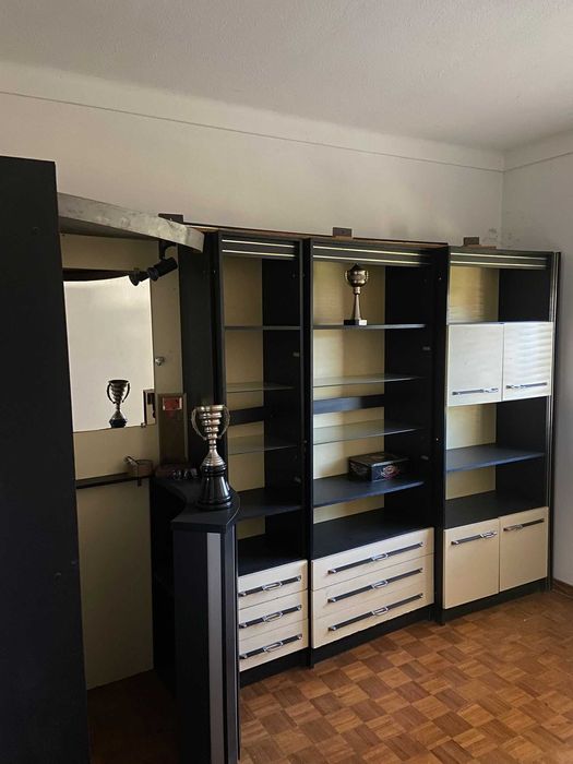 Cozinha ampla com armários e bancadas dos dois lados
