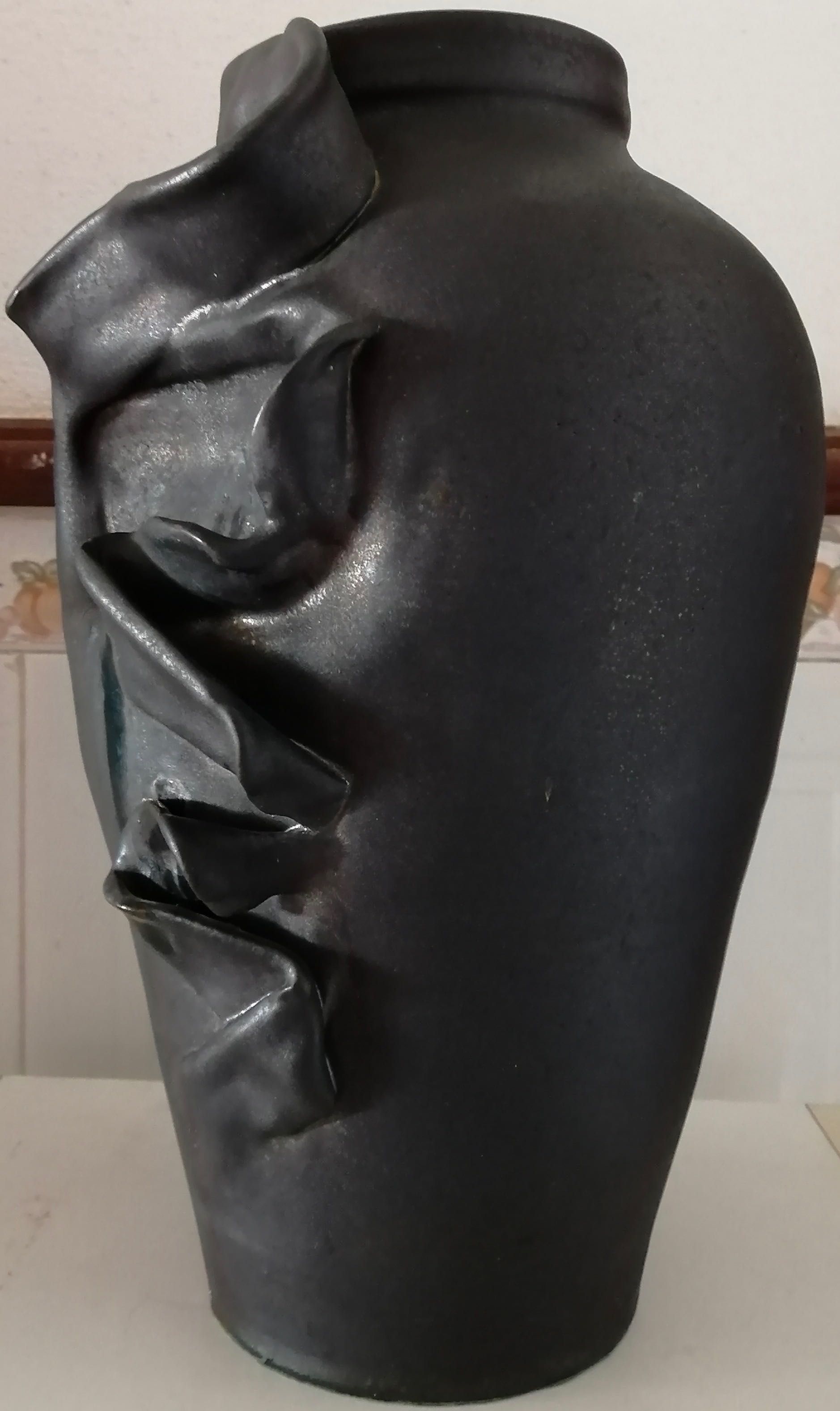 Jarra de design em cerâmica negra ,35 cm de altura