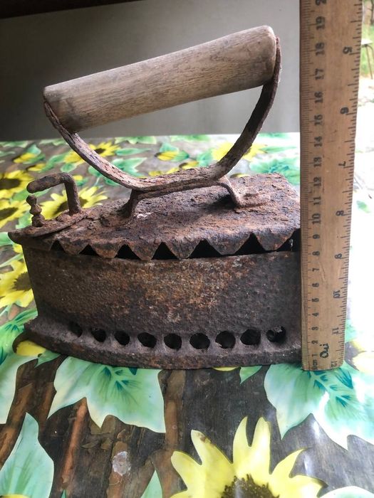 Продам старинный утюг