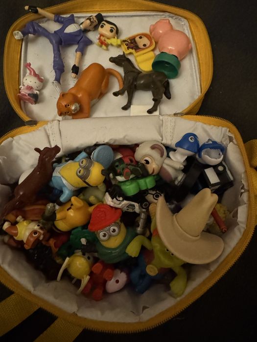 Zabawki różne małe figurki