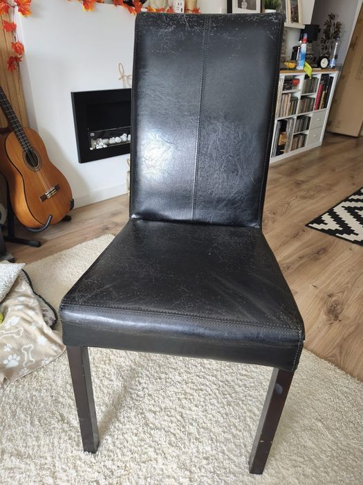 Mesa de Sala com oferta das cadeiras