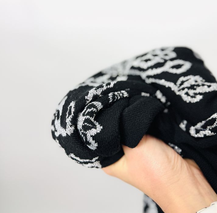 Czarny sweter w kwiatowy wzór XL 42