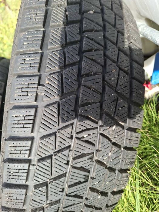 Шини зимові 225/70 r16 1 сезон відмінний стан.