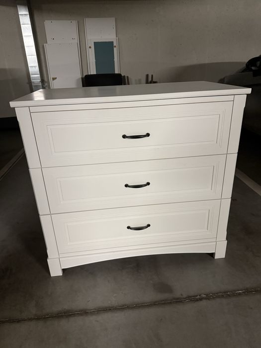 Biała komoda do pokoju