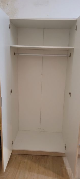 Cama de casal e roupeiro