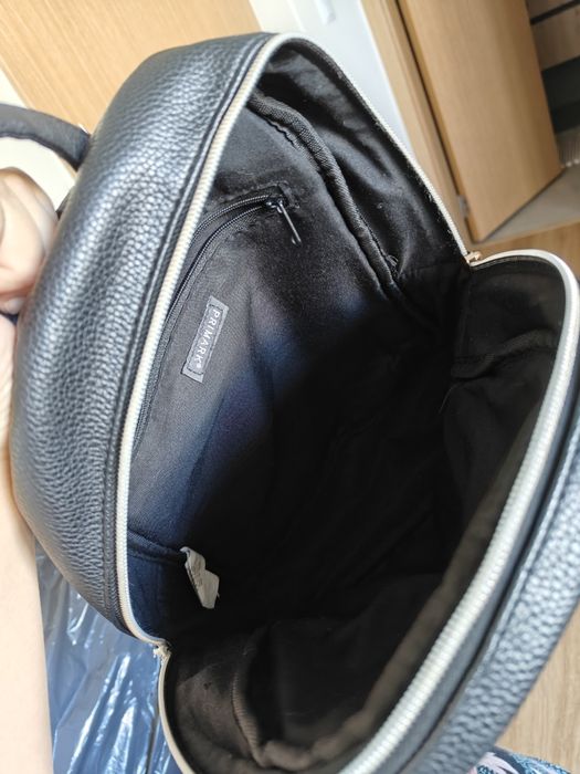 Mochila preta com bordado