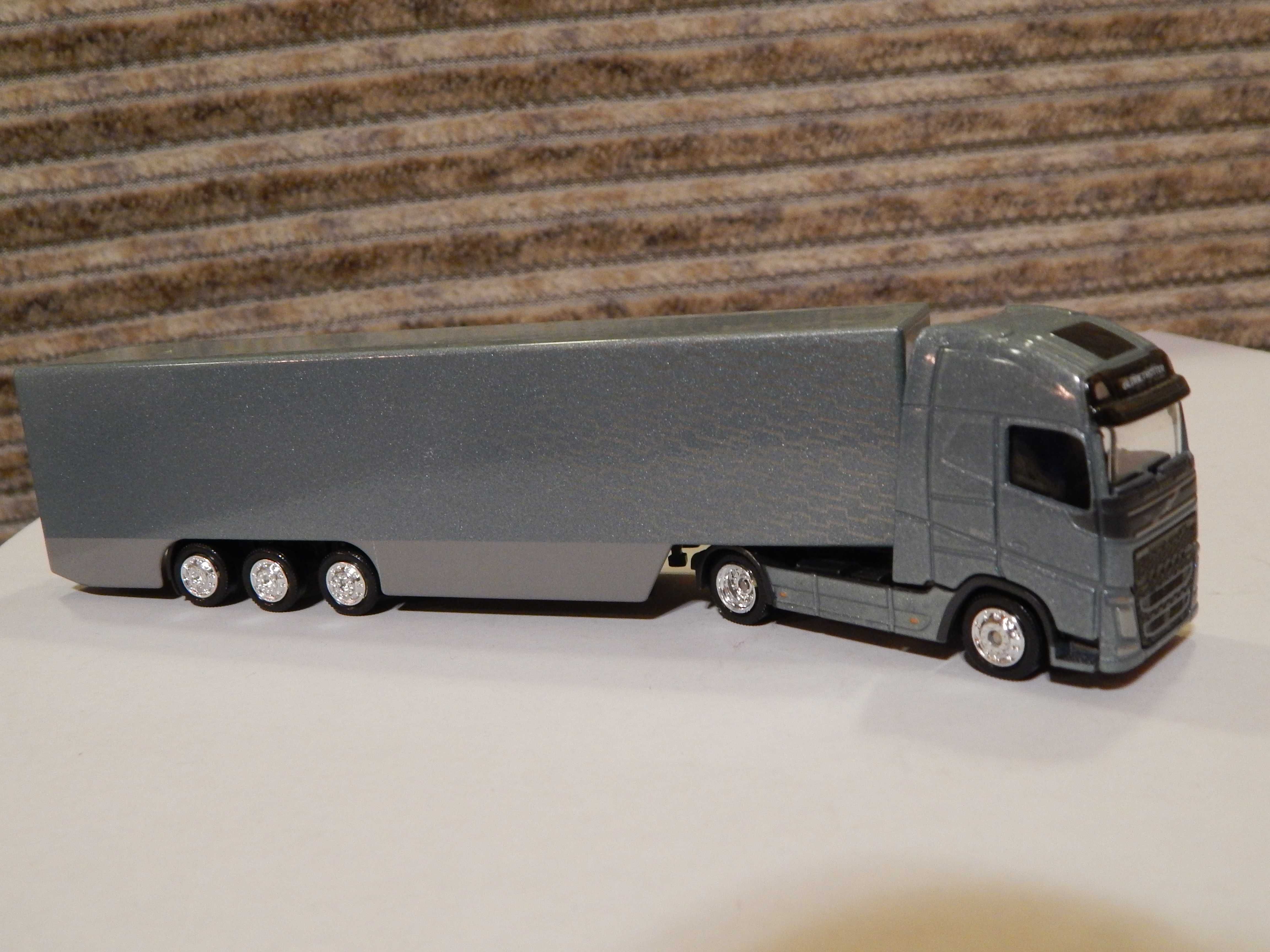 Modelik kolekcjonerski Volvo FH Globetrotter z naczepą w skali 1:87