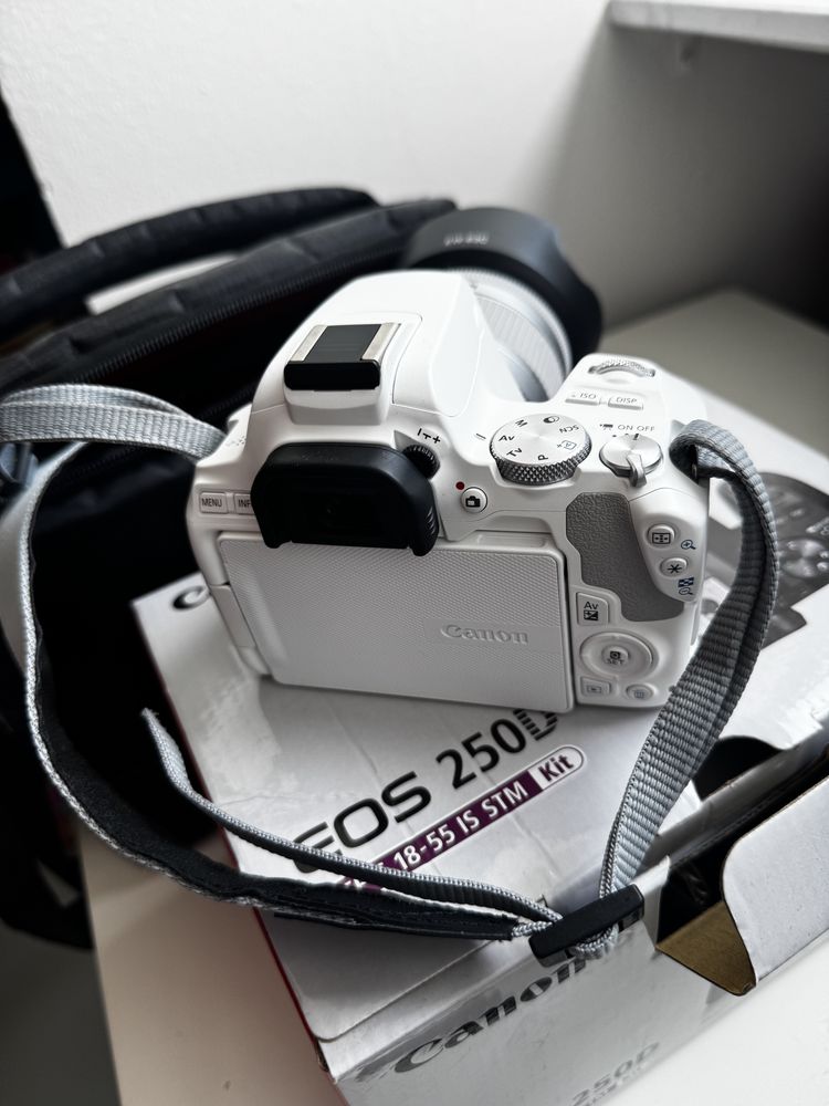 Canon EOS 250D — nowy + torba, akcesoria i karta pamięci!