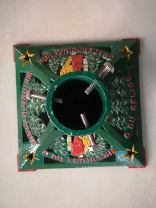 Stary stalowy stojak pod choinkę