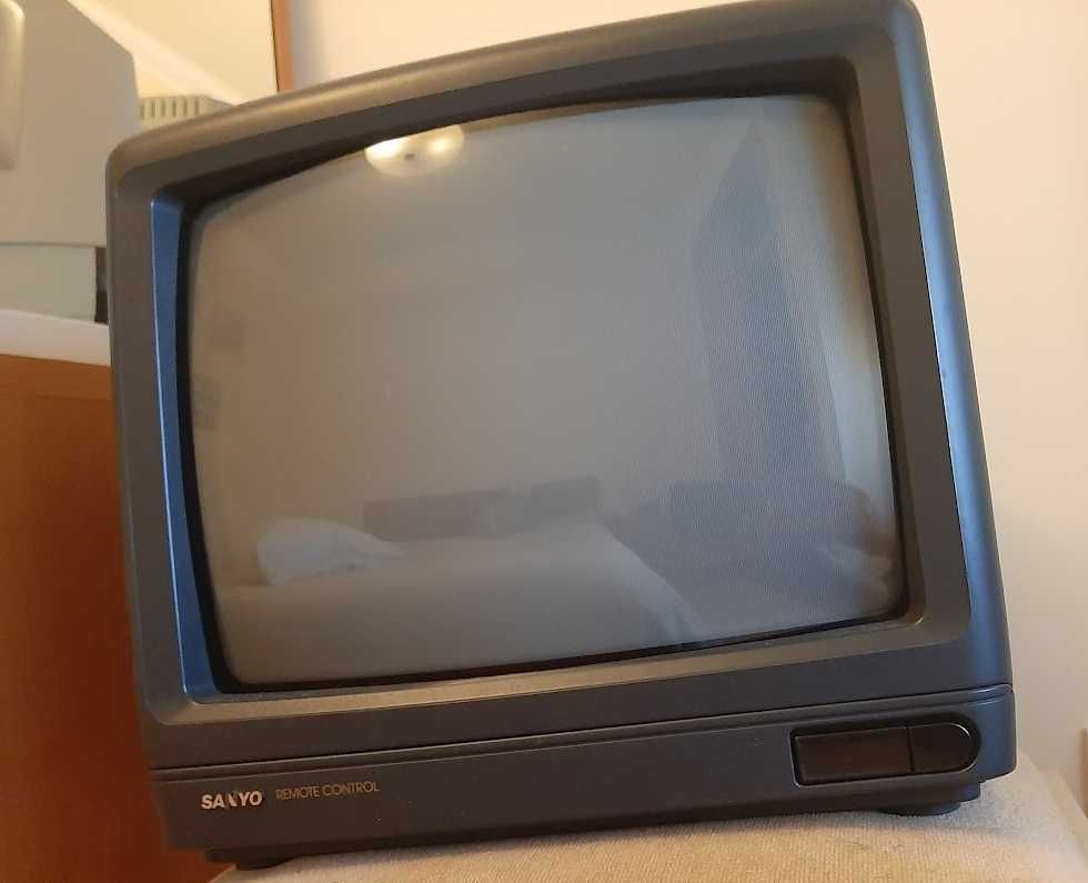 TV Sanyo 36 cm preta (a funcionar)