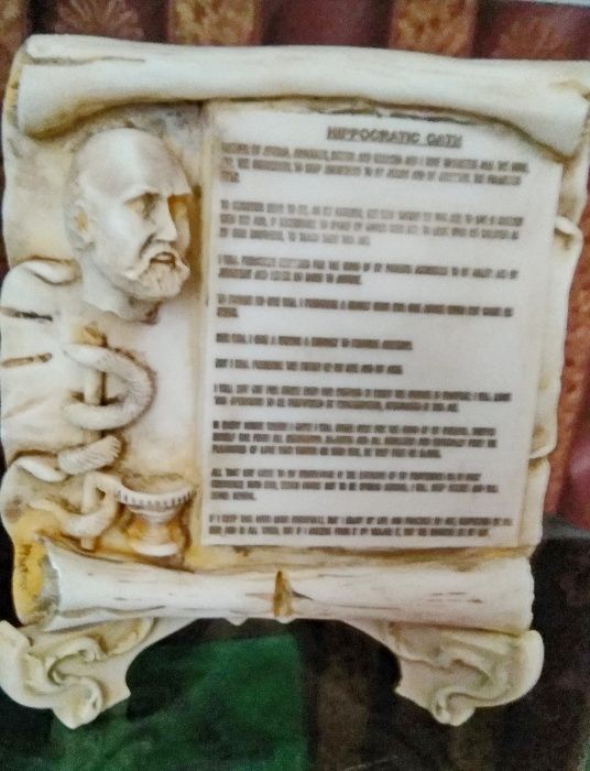 Барельеф "Клятва ГИППОКРАТА"