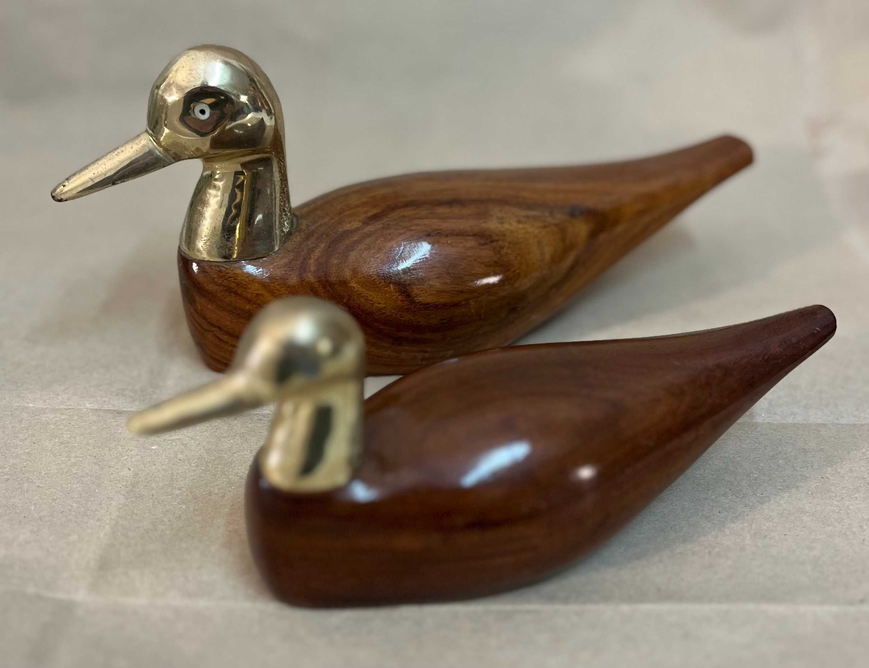 Patos de madeira com adornos em latão