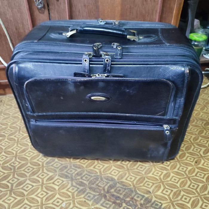 Продам чемодан кожаный