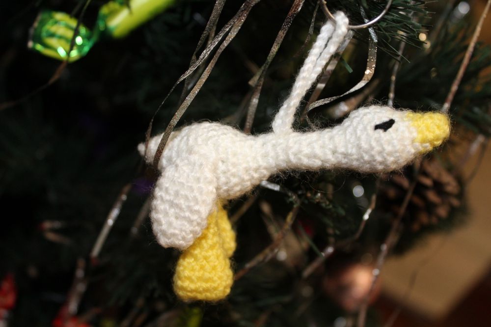 В'язані брелки серця жабка гусь капібаро