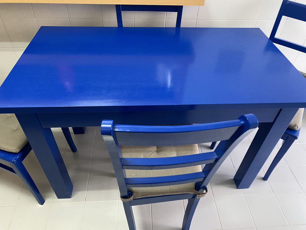 Mesa com quatro cadeiras