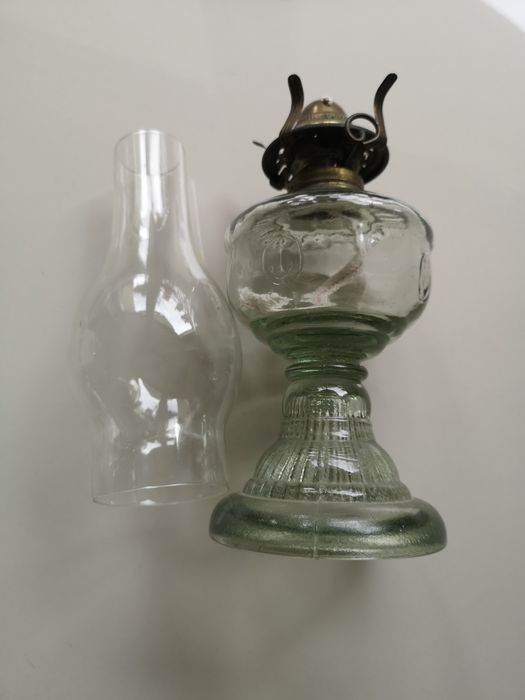szklana lampa naftowa