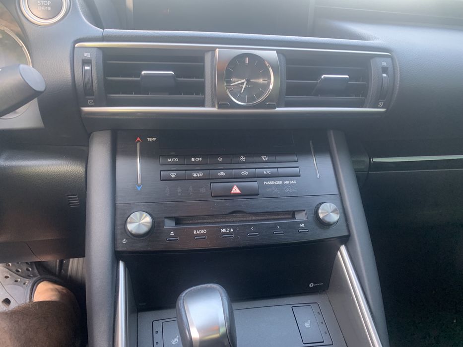 Lexus is 200t 2017 рік