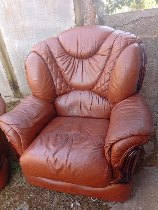 2 sofás em couro