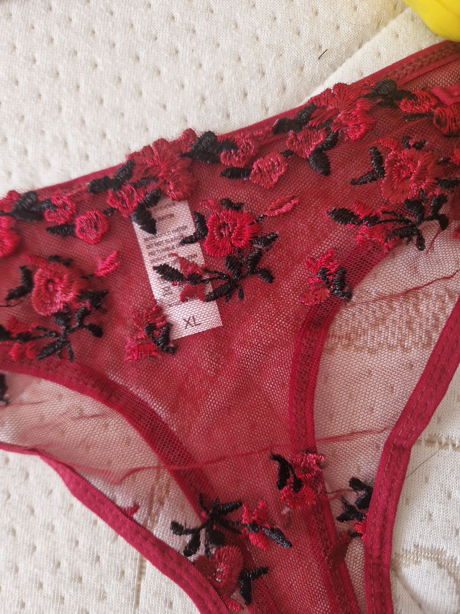 Luksusowy czerwony komplet bielizny haftowanej 42, XL plus size