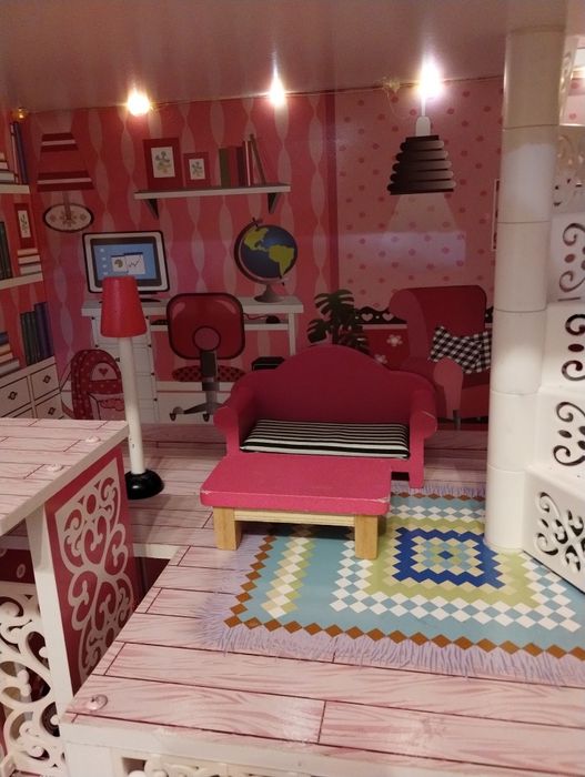 Drewniany domek dla lalek z mebelkami i światełkami