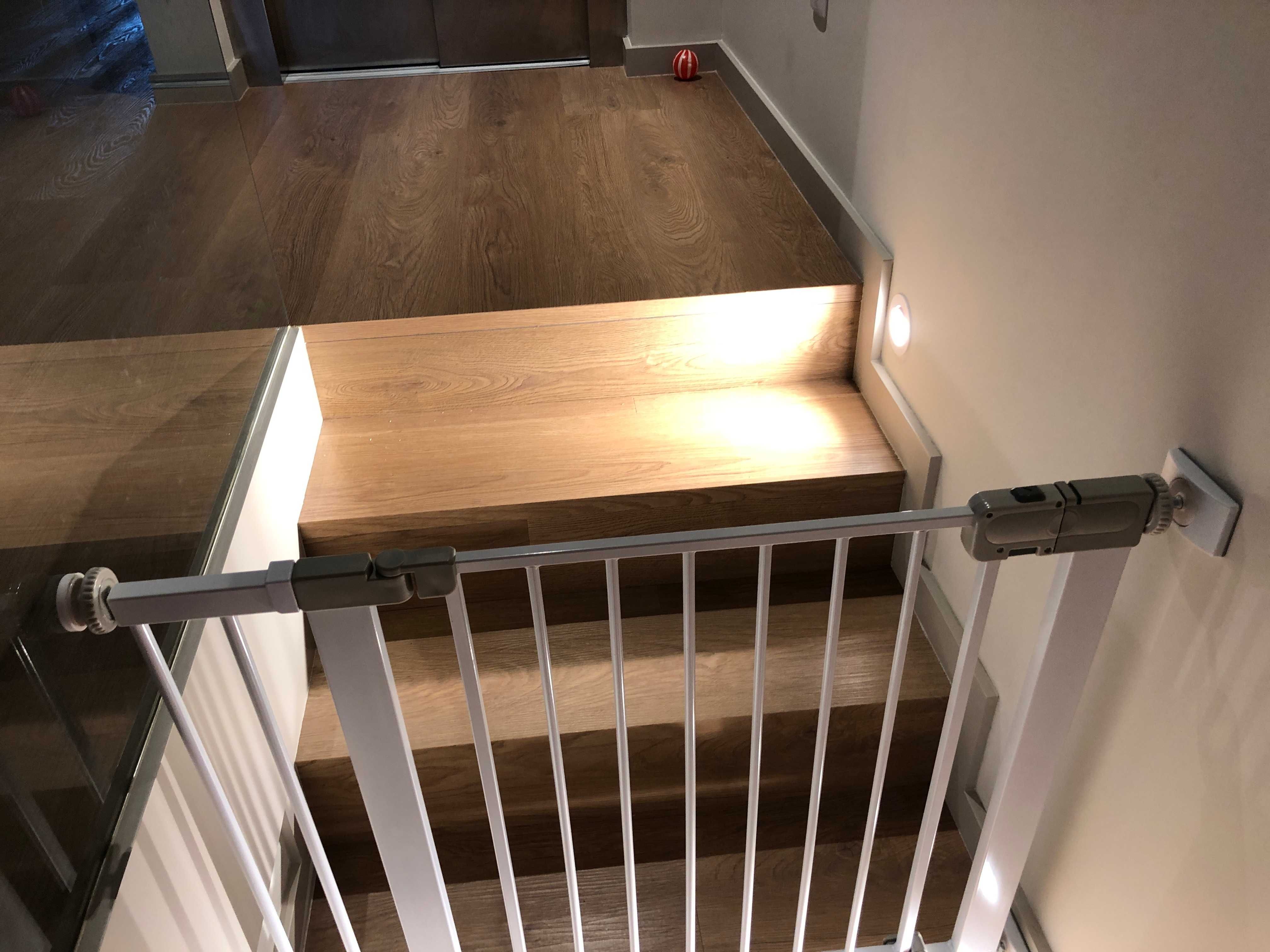 Barreira de segurança para portas e escadas (73cm a 94cm)
