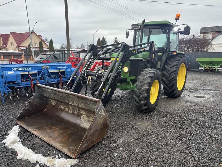 Трактор John Deere 2850 з фронтальним погрущиком