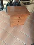 Mesa de cabeceira em pinho mel