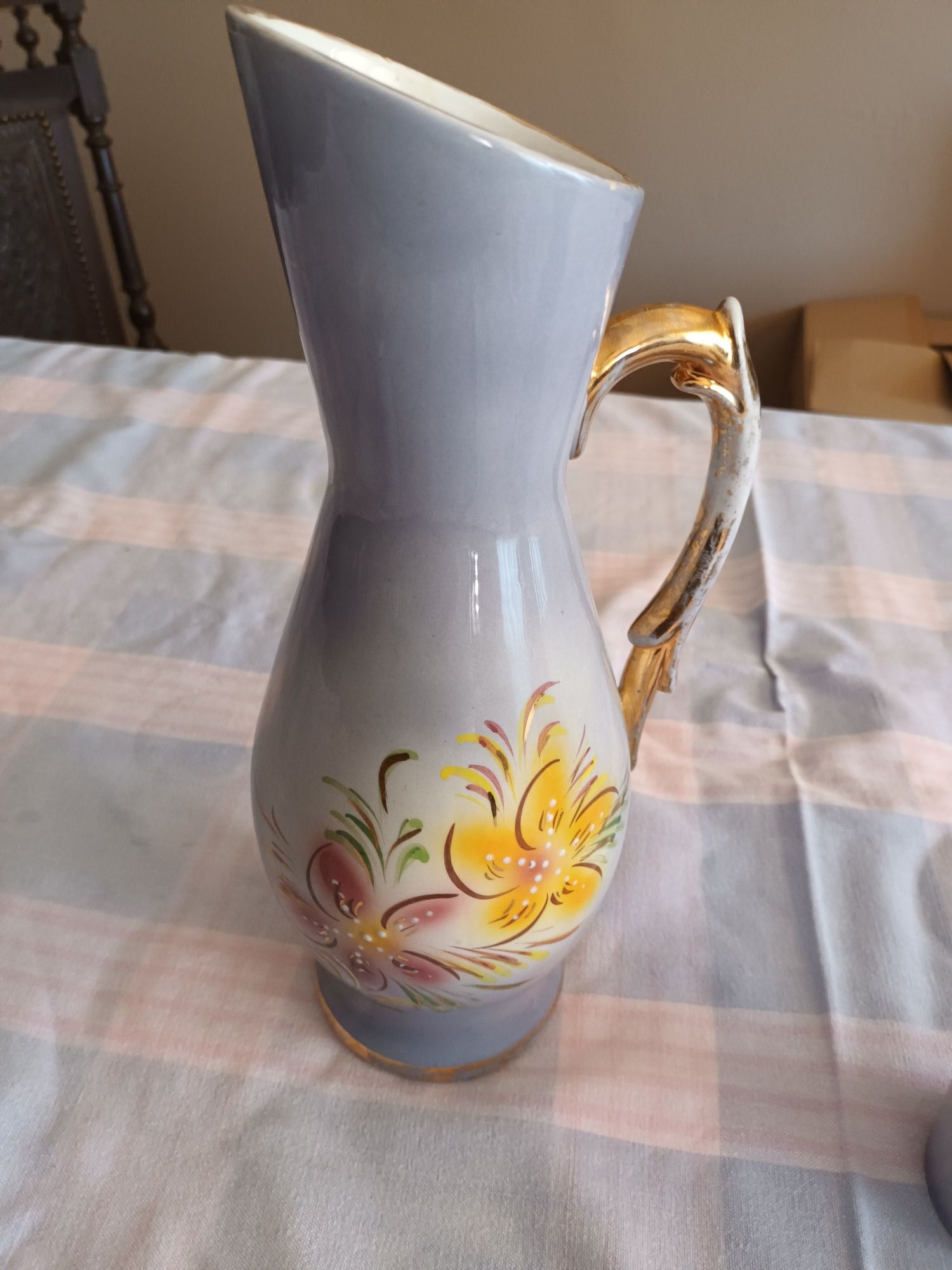 Jarra antiga com copos
