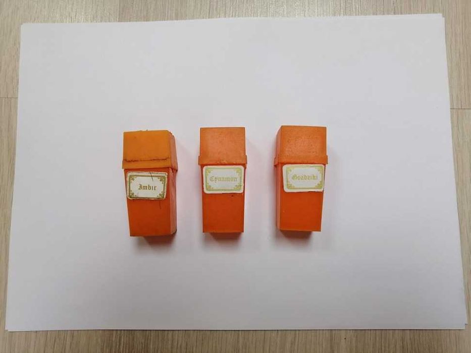 Trzy pojemniczki na przyprawy z okresu PRL. Imbir Cynamon Goździki.