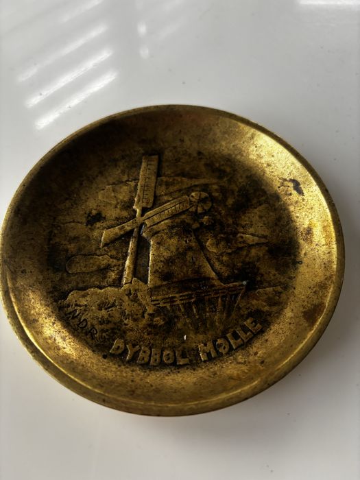 Ciężka mosiężna popielniczka .