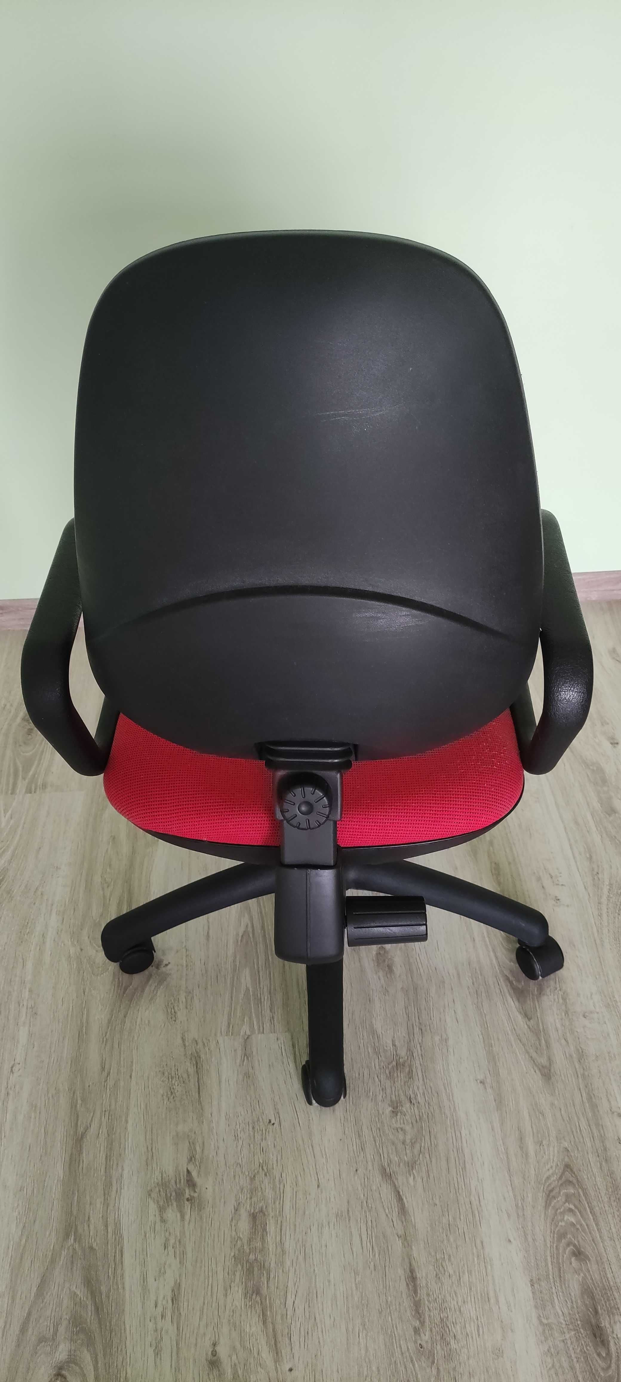 Офисное кресло с регулировкой и на роликах