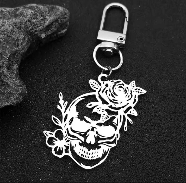 Брелок готика карабін череп з трояндою на ключі,рюкзак,медсталь
