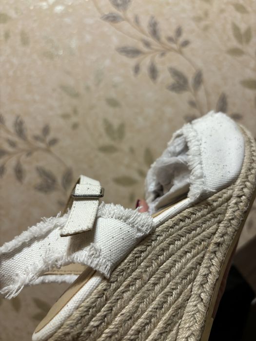 Красиві босоніжки на платформі