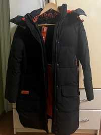 Чорна зимня куртка