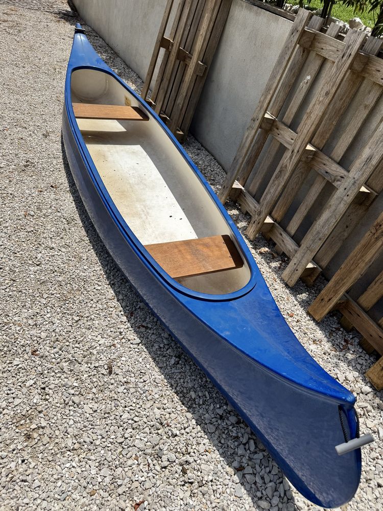 Canoa em fibra maciça – 2 lugares + 2 pagaias + bancos de madeira