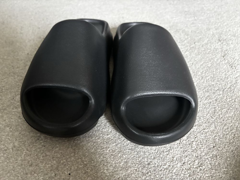 Yezzy slide onyx 43