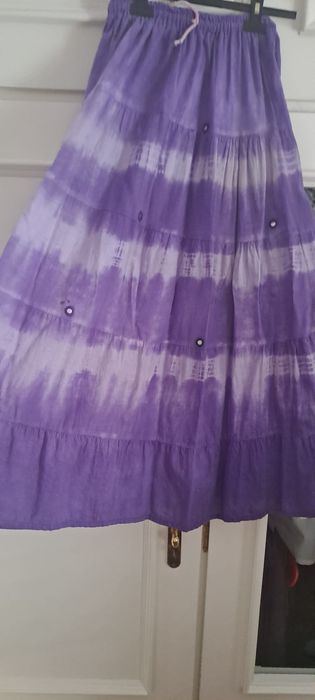 Saia roxa comprida com espelhos
