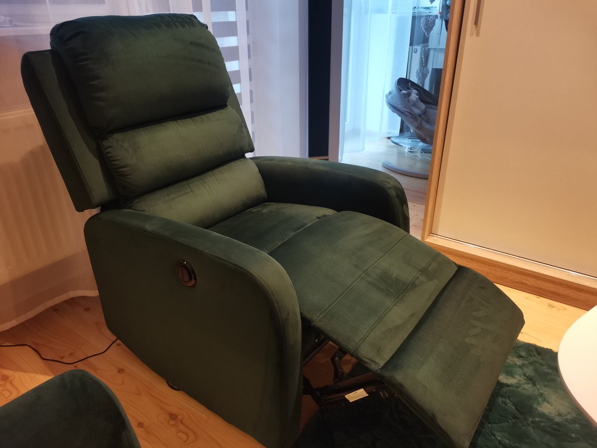 Fotel elektrycznie rozkładany Pegaz Velvet butelkowa zieleń sofa