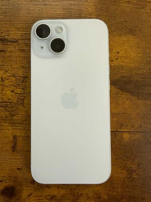 Telefon iPhone 15 128 GB w kolorze białym, 96% kondycji, komplet
