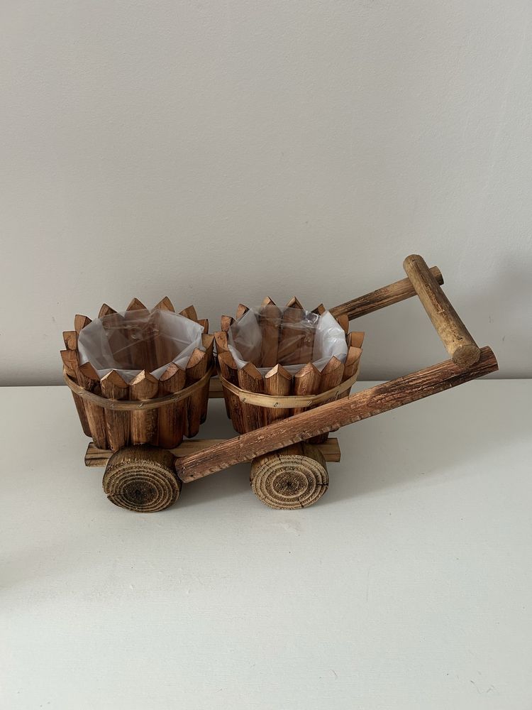 Wózek do sadzenia z 2 drewnianymi doniczkami