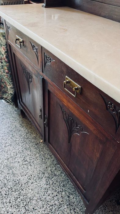 Móvel com tampo em mármore