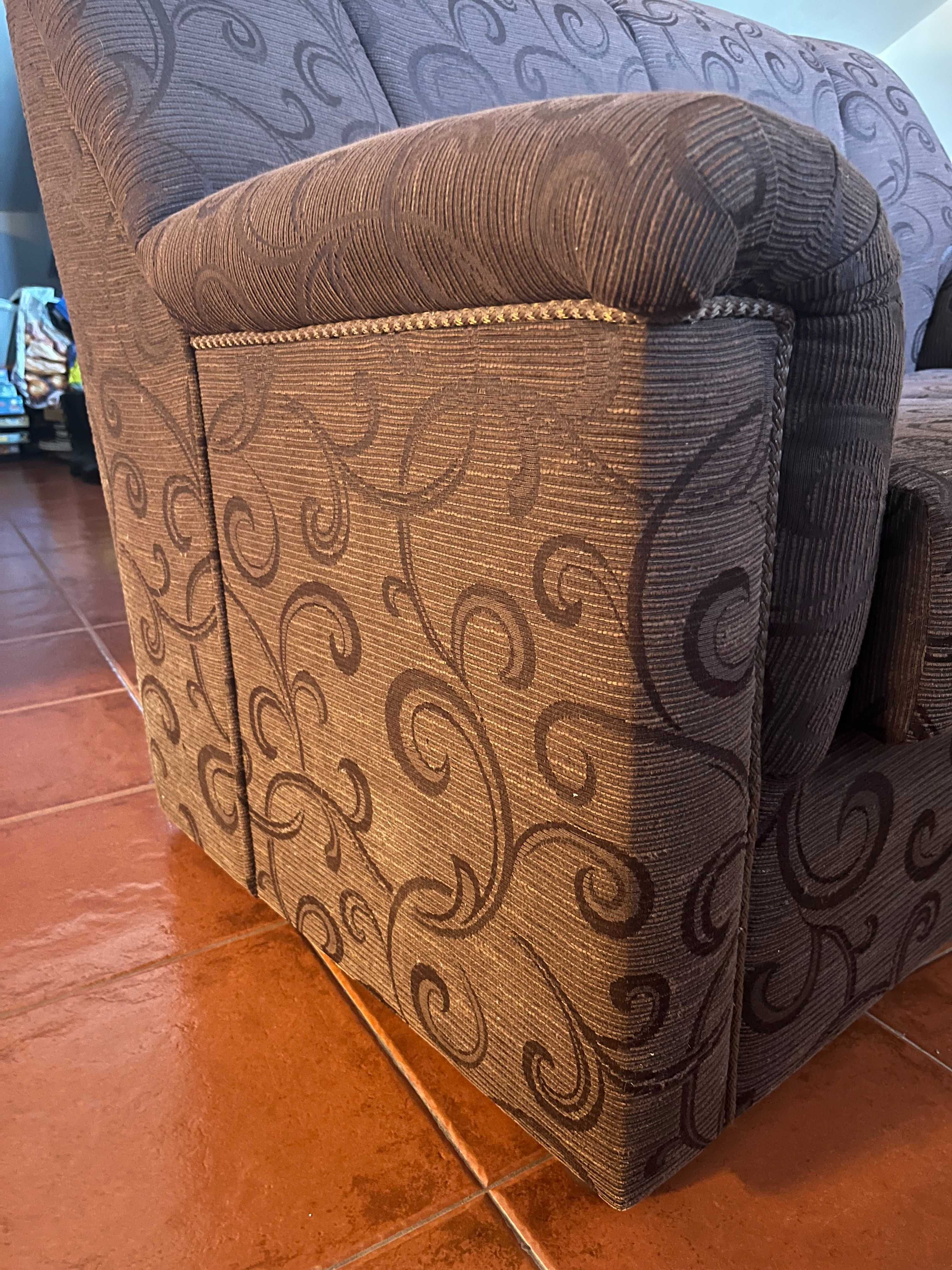 Sofá castanho com padrão novo