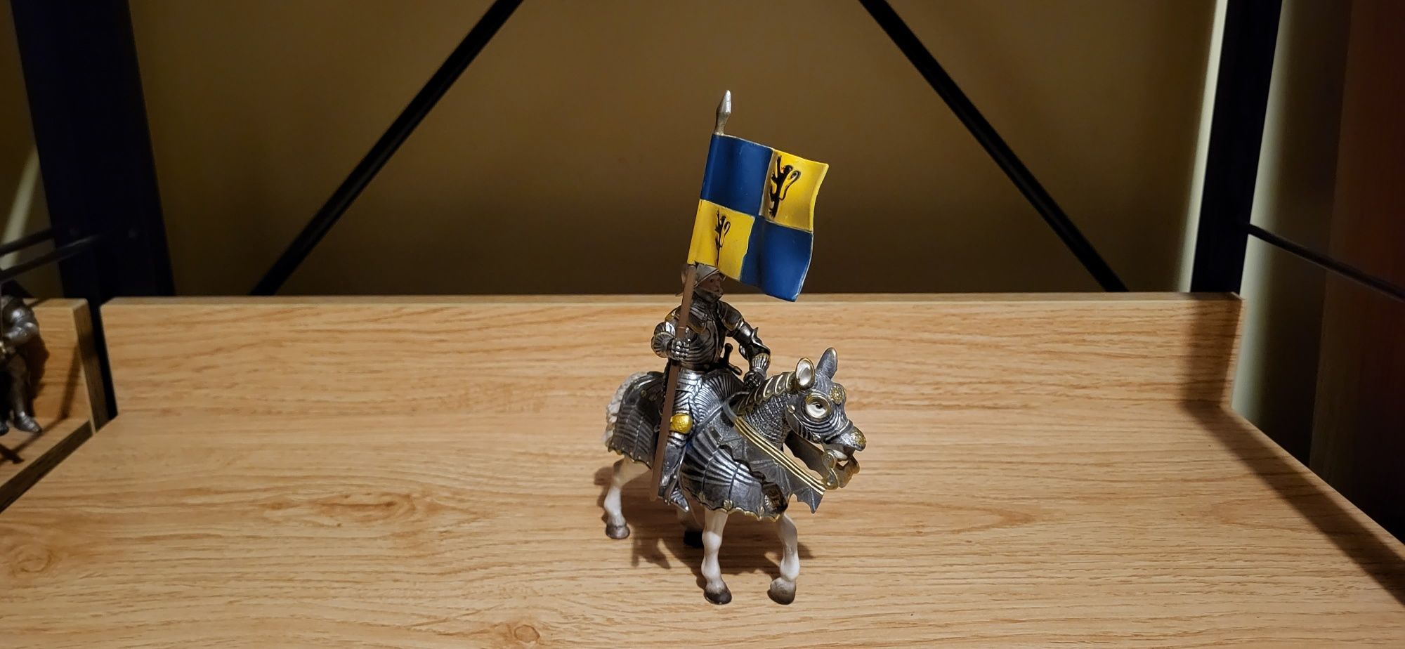 Schleich rycerz chorąży na koniu figurki unikat wycofany z 2003 r.